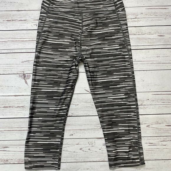 Under Armour Womens Striped Black White Capri Leggings Size M Compression Heat - Picture 3 of 4